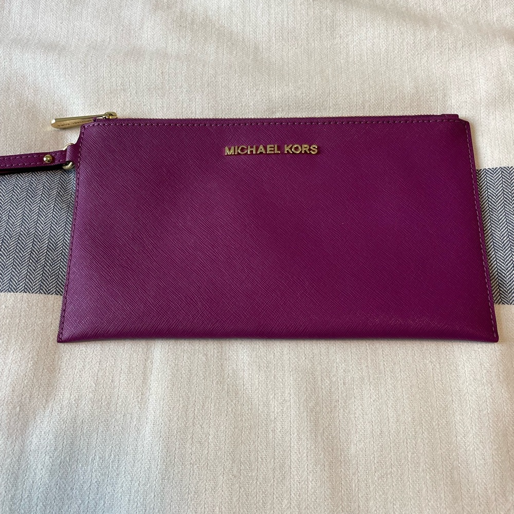Michael Kors Wristlet, used once in perfect condition!
